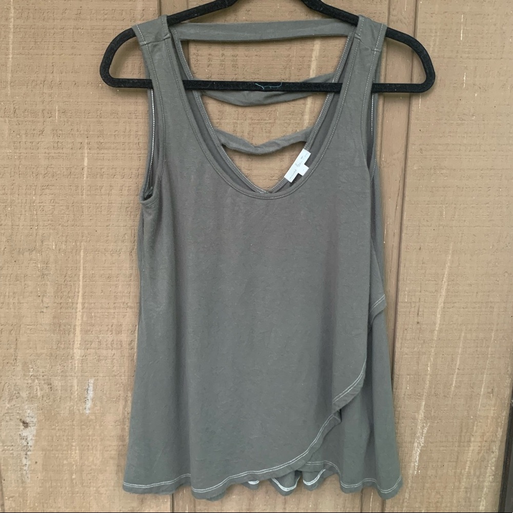 💜 2/$15 Super soft green tank Nine Britton